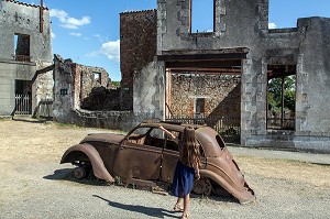 TRACTION AVANT SUR LA PLACE DU VILLAGE MARTYR D'ORADOUR-SUR-GLANE DETRUIT LE 10 JUIN 1944 L'ARMEE ALLEMANDE, BATAILLON SS PANZERGENADIER DER FUHRER AVEC UN MASSACRE DE LA POPULATION FAISANT 642 MORTS, HAUTE-VIENNE (87), FRANCE 