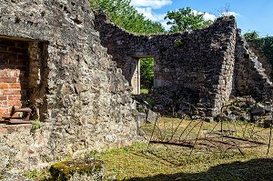INTERIEUR D'UNE CHAMBRE AVEC LIT ET MACHINE A COUDRE, VILLAGE MARTYR D'ORADOUR-SUR-GLANE DETRUIT LE 10 JUIN 1944 L'ARMEE ALLEMANDE, BATAILLON SS PANZERGENADIER DER FUHRER AVEC UN MASSACRE DE LA POPULATION FAISANT 642 MORTS, HAUTE-VIENNE (87), FRANCE 