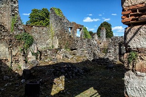 MAISONS DETRUITES ET INCENDIEES, VILLAGE MARTYR D'ORADOUR-SUR-GLANE DETRUIT LE 10 JUIN 1944 L'ARMEE ALLEMANDE, BATAILLON SS PANZERGENADIER DER FUHRER AVEC UN MASSACRE DE LA POPULATION FAISANT 642 MORTS, HAUTE-VIENNE (87), FRANCE 