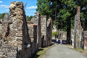 RUES DU VILLAGE MARTYR D'ORADOUR-SUR-GLANE DETRUIT LE 10 JUIN 1944 L'ARMEE ALLEMANDE, BATAILLON SS PANZERGENADIER DER FUHRER AVEC UN MASSACRE DE LA POPULATION FAISANT 642 MORTS, HAUTE-VIENNE (87), FRANCE 
