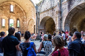 VISITE COMMENTEE A L'INTERIEUR DE L'EGLISE DU VILLAGE MARTYR D'ORADOUR-SUR-GLANE DETRUIT LE 10 JUIN 1944 L'ARMEE ALLEMANDE, BATAILLON SS PANZERGENADIER DER FUHRER AVEC UN MASSACRE DE LA POPULATION FAISANT 642 MORTS, HAUTE-VIENNE (87), FRANCE 