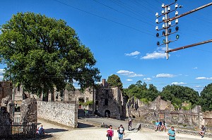 TOURISTES EN VISITE SUR LA PLACE DU VILLAGE MARTYR D'ORADOUR-SUR-GLANE DETRUIT LE 10 JUIN 1944 L'ARMEE ALLEMANDE, BATAILLON SS PANZERGENADIER DER FUHRER AVEC UN MASSACRE DE LA POPULATION FAISANT 642 MORTS, HAUTE-VIENNE (87), FRANCE 