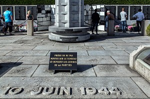 PLAQUE COMMEMORATIVE DANS LE CIMETIERE DU VILLAGE MARTYR D'ORADOUR-SUR-GLANE DETRUIT LE 10 JUIN 1944 L'ARMEE ALLEMANDE, BATAILLON SS PANZERGENADIER DER FUHRER AVEC UN MASSACRE DE LA POPULATION FAISANT 642 MORTS, HAUTE-VIENNE (87), FRANCE 