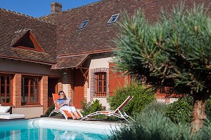 LECTURE AU BORD DE LA PISCINE, GRAND GITE DE CHARTRES, MESLAY-LE-GRENET (28), FRANCE 