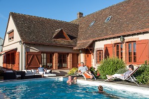 BAIGNADE DANS LA PISCINE EN FAMILLE, GRAND GITE DE CHARTRES, MESLAY-LE-GRENET (28), FRANCE 