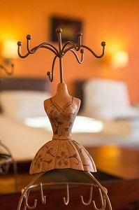 DECORATION DANS LA CHAMBRE A GRAND LIT, GRAND GITE DE CHARTRES, MESLAY-LE-GRENET (28), FRANCE