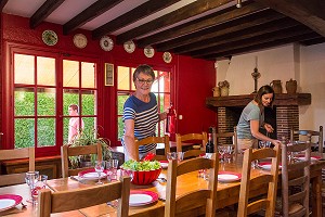 PREPARATION DE LA TABLE DANS LA SALLE A MANGER, GRAND GITE DE CHARTRES, MESLAY-LE-GRENET (28), FRANCE
