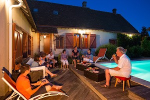 REPAS DE FAMILLE AU BORD DE LA PISCINE POUR L'APERITIF, GRAND GITE DE CHARTRES, MESLAY-LE-GRENET (28), FRANCE