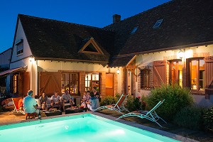 REPAS DE FAMILLE AU BORD DE LA PISCINE POUR L'APERITIF, GRAND GITE DE CHARTRES, MESLAY-LE-GRENET (28), FRANCE