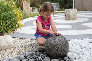 ENFANT QUI JOUE AVEC L'EAU DANS LE JARDIN, GRAND GITE DE CHARTRES, MESLAY-LE-GRENET (28), FRANCE