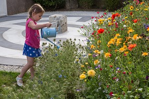 ENFANT QUI ARROSE LES PLANTES, GRAND GITE DE CHARTRES, MESLAY-LE-GRENET (28), FRANCE