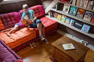 SALON DE LECTURE, GRAND GITE DE CHARTRES, MESLAY-LE-GRENET (28), FRANCE 