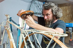 KRIS VACHERON, FABRICANT DE CADRE DE VELO ET CREATEUR DE LA MARQUE JULIE RACING DESIGN, GARNAY (28), FRANCE 