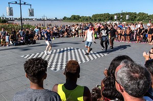 SPECTACLE DE RUE, PLACE DE LA BOURSE, QUAI DU MARECHAL LYAUTEY, VILLE DE BORDEAUX, GIRONDE (33), FRANCE