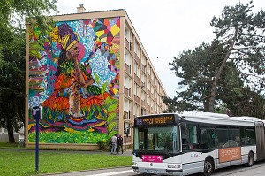 BUS DE TRANSPORT EN COMMUN DEVANT LES IMMEUBLES PEINTS (ARTISTE BRESILIEN RAMON MARTINS) D'UNE FEMME SENEGALAISE PENSIVE EN BOUBOU COLORE, QUARTIER DES SAPINS , ROUEN (76), FRANCE 