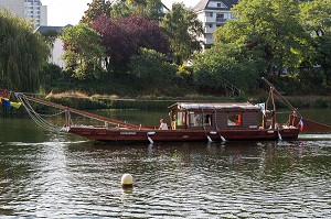 PROMENADE FLUVIALE SUR LA LOIRE, BATEAU TRADITIONNEL A FOND PLAT, TOURS (37), FRANCE 