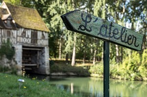 L'ATELIER DANS LE PARC DEVANT LA SEINE, MOULIN D'ANDE OU GEORGE PEREC SEJOURNA 5 ANNEES A PARTIR DE 1965 ET OU IL A ECRIT LE ROMAN 'LA DISPARITION', ANDE (27), FRANCE 