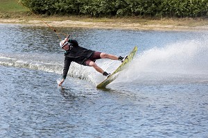 WAKEBOARD SUR L'ETANG DE LA BASE DE LOISIRS DE FONTAINE-SIMON (28), FRANCE 
