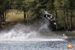 WAKEBOARD SUR L'ETANG DE LA BASE DE LOISIRS DE FONTAINE-SIMON (28), FRANCE 