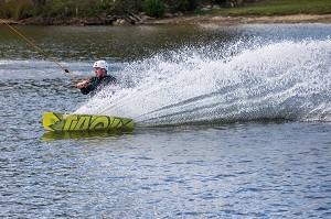 WAKEBOARD SUR L'ETANG DE LA BASE DE LOISIRS DE FONTAINE-SIMON (28), FRANCE 