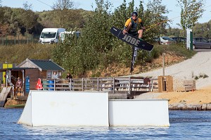 WAKEBOARD SUR L'ETANG DE LA BASE DE LOISIRS DE FONTAINE-SIMON (28), FRANCE 