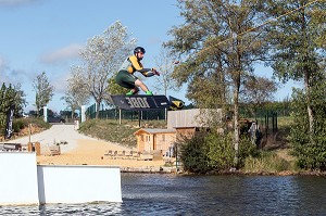 WAKEBOARD SUR L'ETANG DE LA BASE DE LOISIRS DE FONTAINE-SIMON (28), FRANCE 