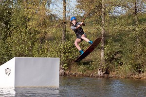 WAKEBOARD SUR L'ETANG DE LA BASE DE LOISIRS DE FONTAINE-SIMON (28), FRANCE 