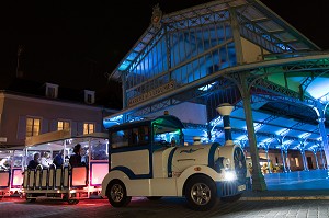 PETIT TRAIN BLEU TOURISTIQUE DEVANT LE MARCHE AUX LEGUMES DE LA PLACE BILLARD, VILLE DE CHARTRES (28), FRANCE 
