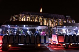 PETIT TRAIN BLEU TOURISTIQUE A LA DECOUVERTE DE CHARTRES EN LUMIERES DEVANT L'EGLISE SAINT-PIERRE, VILLE DE CHARTRES (28), FRANCE 