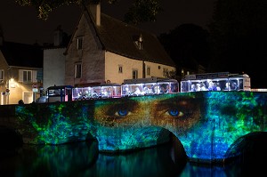 PETIT TRAIN BLEU TOURISTIQUE A LA DECOUVERTE DE CHARTRES EN LUMIERES SUR LE PONT DES MINIMES, VILLE DE CHARTRES (28), FRANCE 