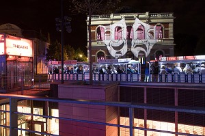 PETIT TRAIN BLEU TOURISTIQUE A LA DECOUVERTE DE CHARTRES EN LUMIERES DEVANT LE THEATRE, VILLE DE CHARTRES (28), FRANCE