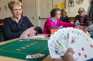 PARTIE DE TAROT, ASSOCIATION SAINT-GERMAIN POUR LE RAPPROCHEMENT ET DES ACTIVITES POUR LES PERSONNES SENIORS, VILLE DE RUGLES (27), FRANCE 