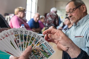 PARTIE DE TAROT, ASSOCIATION SAINT-GERMAIN POUR LE RAPPROCHEMENT ET DES ACTIVITES POUR LES PERSONNES SENIORS, VILLE DE RUGLES (27), FRANCE 