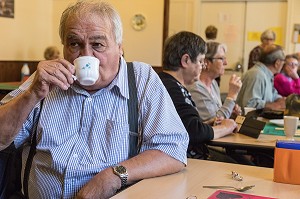 PAUSE CAFE ENTRE 2 PARTIES DE CARTES, ASSOCIATION SAINT-GERMAIN POUR LE RAPPROCHEMENT ET DES ACTIVITES POUR LES PERSONNES SENIORS, VILLE DE RUGLES (27), FRANCE 