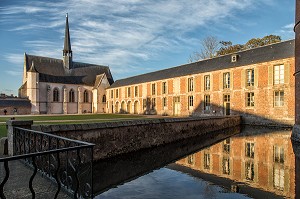 EGLISE ET GRANDE GALERIE, CHATEAU DE MAINTENON (28), FRANCE 