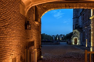 PASSAGE RELIANT LA COUR D'HONNEUR DE NUIT AVEC LA VUE SUR L'AQUEDUC VAUBAN, CHATEAU DE MAINTENON (28), FRANCE 