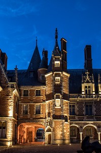 FACADE SUD, VUE DE NUIT DEPUIS LA COUR D'HONNEUR, CHATEAU DE MAINTENON (28), FRANCE 