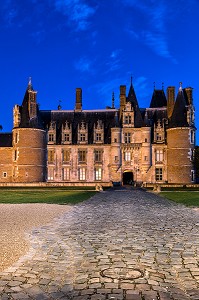 ENTREE PRINCIPALE SUR LA FACADE NORD, VUE DE NUIT, CHATEAU DE MAINTENON (28), FRANCE 