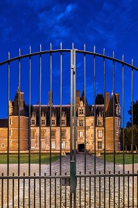 PORTE D'ENTREE AVEC LA GRILLE SUR LA FACADE NORD, VUE DE NUIT, CHATEAU DE MAINTENON (28), FRANCE 