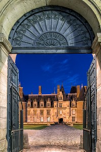 PORTE D'ENTREE AVEC LA GRILLE SUR LA FACADE NORD, VUE DE NUIT, CHATEAU DE MAINTENON (28), FRANCE 