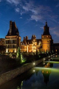 FACADE SUD, VUE DE NUIT DEPUIS LES JARDINS A LA FRANCAISE, CHATEAU DE MAINTENON (28), FRANCE 
