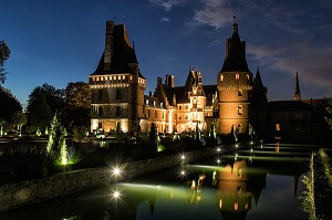 FACADE SUD, VUE DE NUIT DEPUIS LES JARDINS A LA FRANCAISE, CHATEAU DE MAINTENON (28), FRANCE 