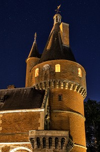 TOUR EN BRIQUES ROUGES DU XV EME SIECLE, VUE DE NUIT, CHATEAU DE MAINTENON (28), FRANCE 