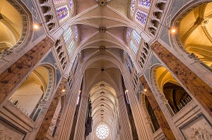 VOUTES ET VITRAUX DU CHOEUR DE LA CATHEDRALE NOTRE-DAME, CHARTRES (28), FRANCE 