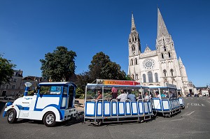 PETIT TRAIN BLEU DEVANT LA CATHEDRALE NOTRE-DAME, VILLE DE CHARTRES (28), FRANCE 