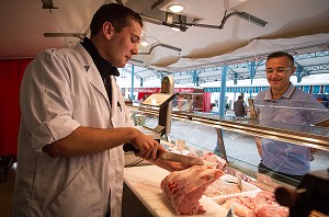 DECOUPE DU COTE DE VEAU, BOUCHER EDOUARD DARMIGNY AVEC LAURENT CLEMENT, MARCHE COUVERT, CHARTRES (28), FRANCE 