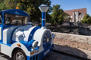 PETIT TRAIN BLEU DANS LA BASSE VILLE DEVANT L'EGLISE SAINT-ANDRE, PONT DES MINIMES, CHARTRES (28), FRANCE 