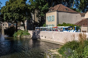 PETIT TRAIN BLEU DANS LA BASSE VILLE AU BORD DE L'EURE, RUE DE LA TANNERIE, CHARTRES (28), FRANCE 