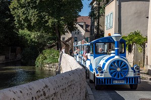 PETIT TRAIN BLEU DANS LA BASSE VILLE AU BORD DE L'EURE, CHARTRES (28), FRANCE 