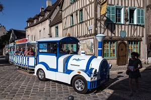 PETIT TRAIN BLEU DANS LA BASSE VILLE DEVANT LE RESTAURANT L'ESTOCADE,  RUE DE LA TANNERIE DEVANT LE RESTAURANT L'ESTOCADE, CHARTRES (28), FRANCE 